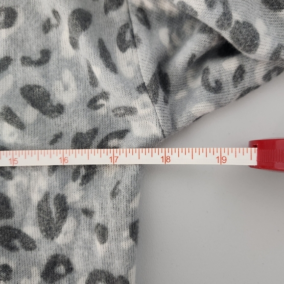 Gray Leopard Print Women's Top, Size Xs - Picture 5 of 6